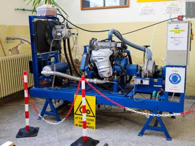 Nel laboratorio di fluidotecnica vediamo invece il motore di una �Fiat Uno Fire� (in produzione dal 1983 al 1995), su cui i ragazzi misurano i valori della coppia motrice in relazione alla potenza